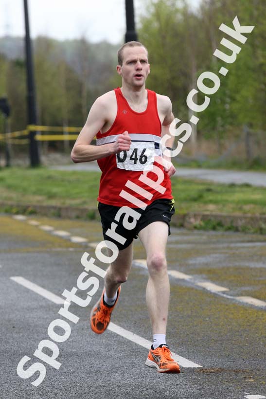 Senior mens relay, Elswick Good Friday Road Races. Photo: David T. Hewitson/Sports for All Pics